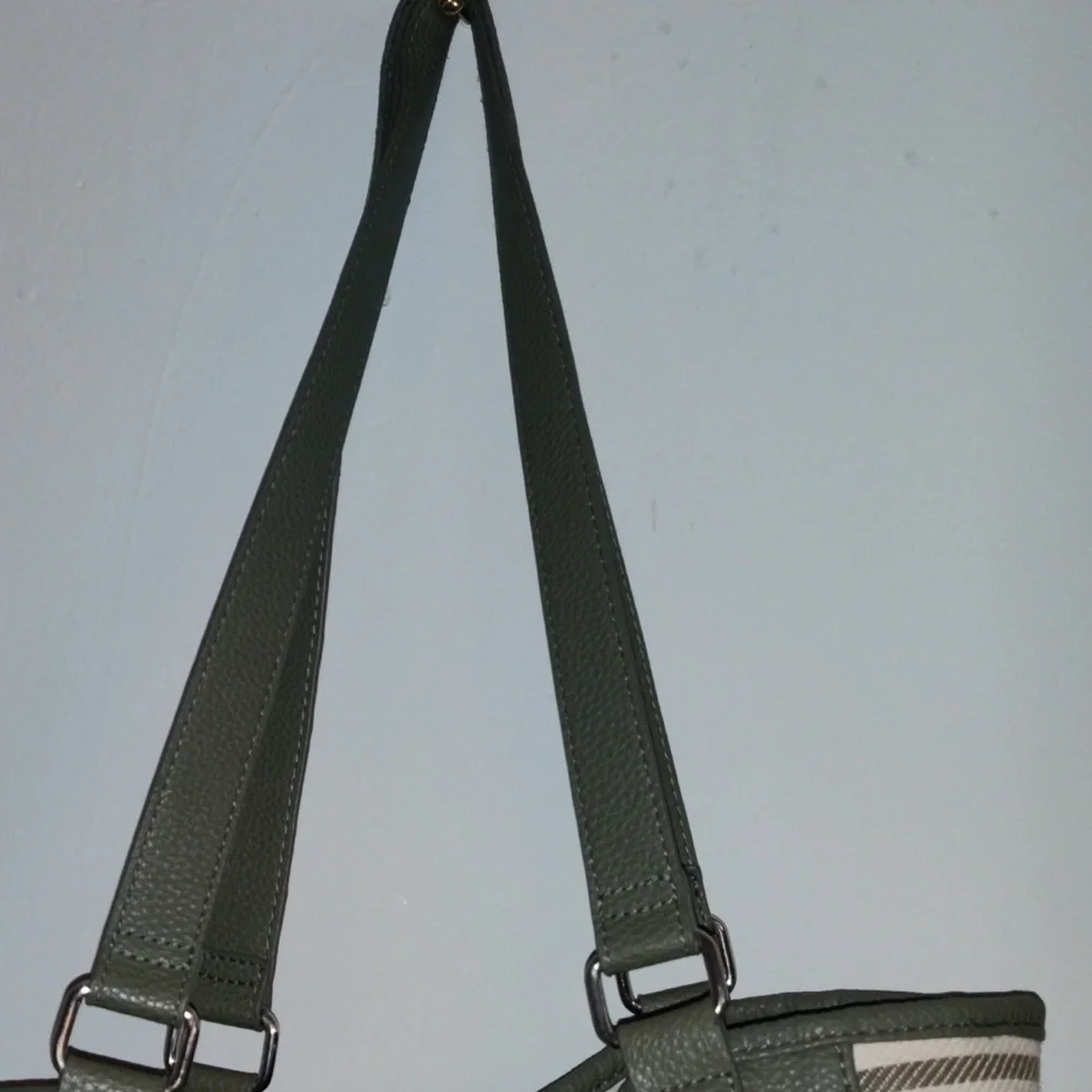 Purse ( No Name) - Picture 3 of 4